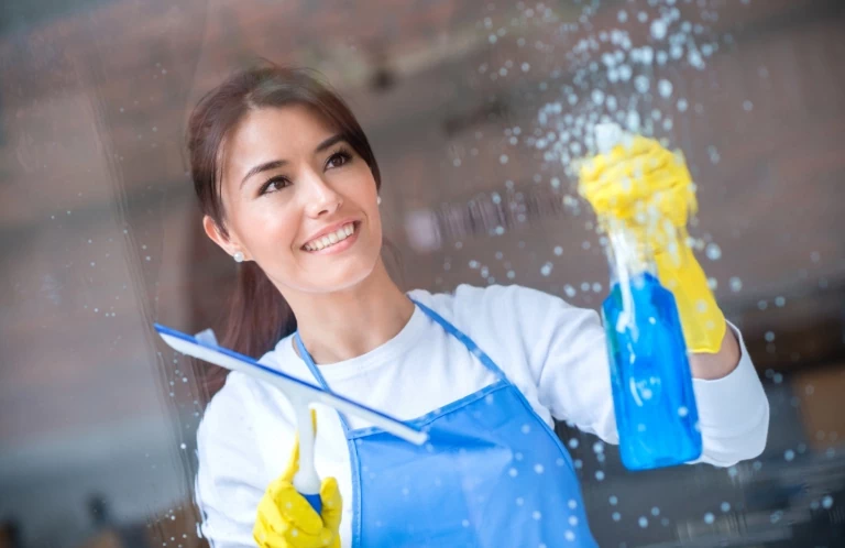 Kobieta myjąca okno
