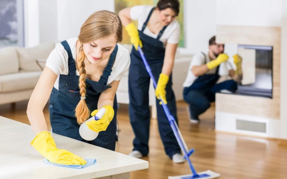 Pracownicy sprzątający mieszkanie